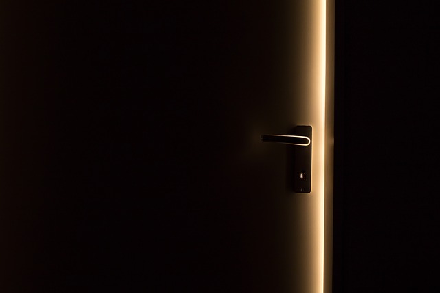 tma, dveře