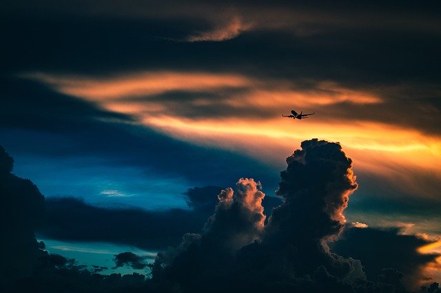 Letadlo vzlétající při západu slunce